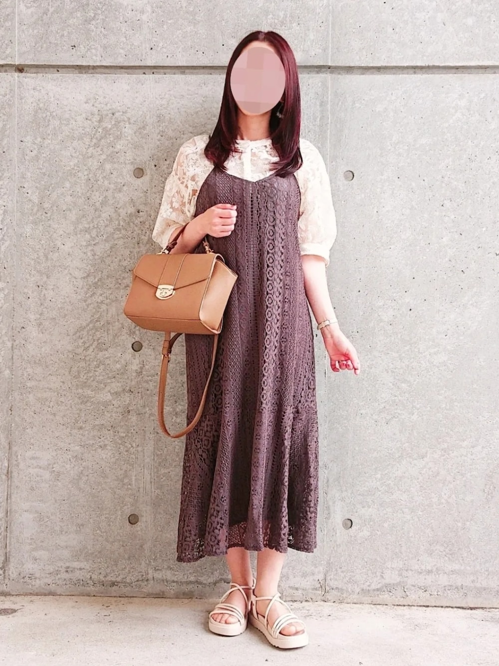 ベージュ系のカーディガン/ボレロ、ブラウン系のワンピース、ブラウン系のハンドバッグを着用したレディースの夏コーディネートの2枚目の写真
