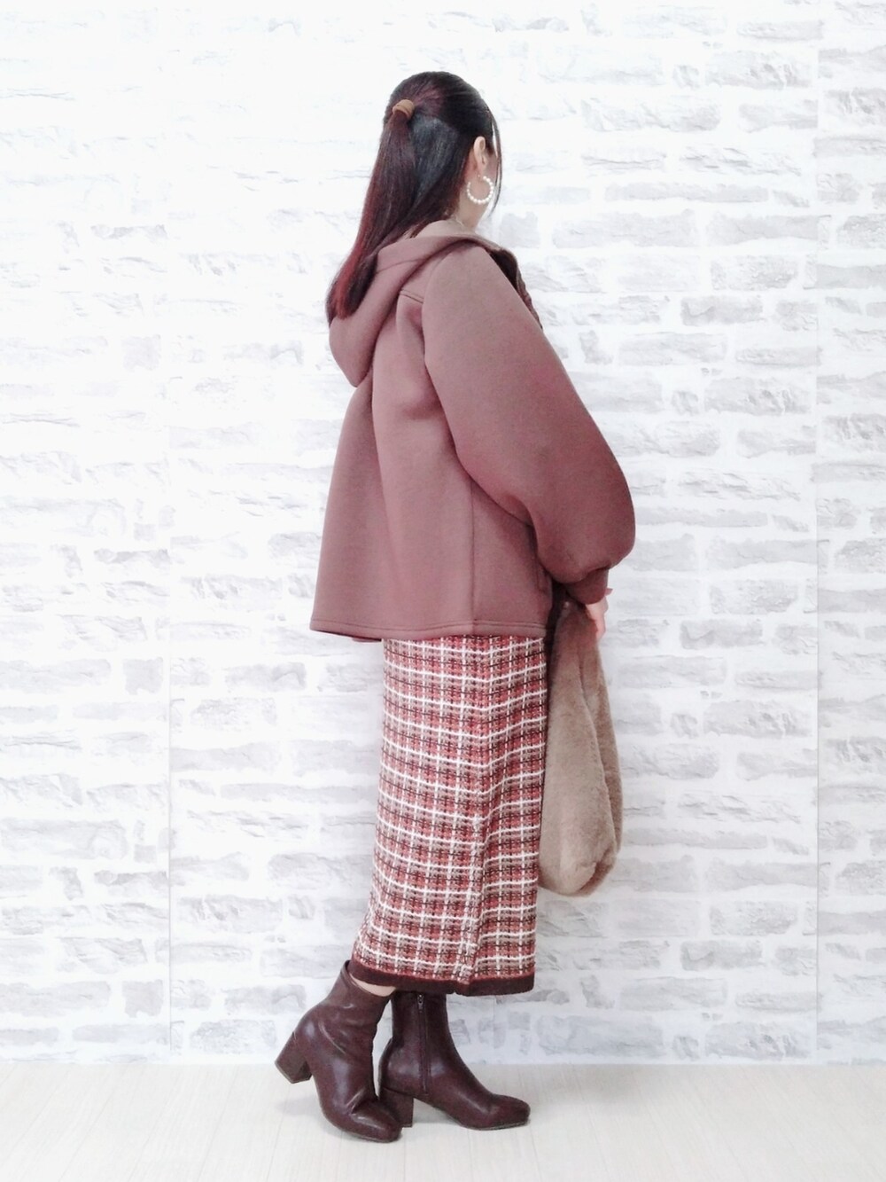 ベージュ系のトップス、ブラウン系のパーカー、ブラウン系のバッグを着用したレディースの秋コーディネートの3枚目の写真