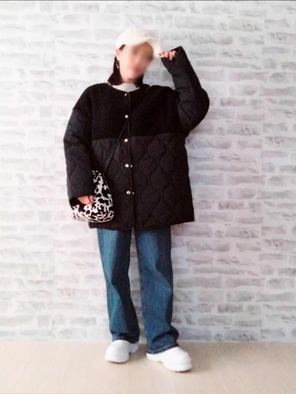 ホワイト系のニット/セーター、ブルー系のデニムパンツ、ホワイト系のブーツを着用したレディースの冬コーディネートの3枚目の写真