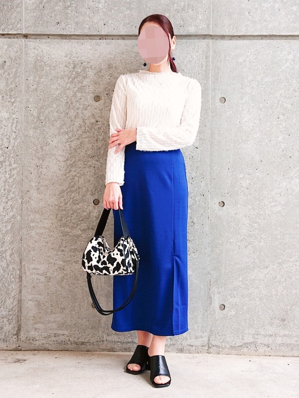 ホワイト系のトップス、ブラック系のベスト、ブラック系のバッグを着用したレディースの夏コーディネートの2枚目の写真