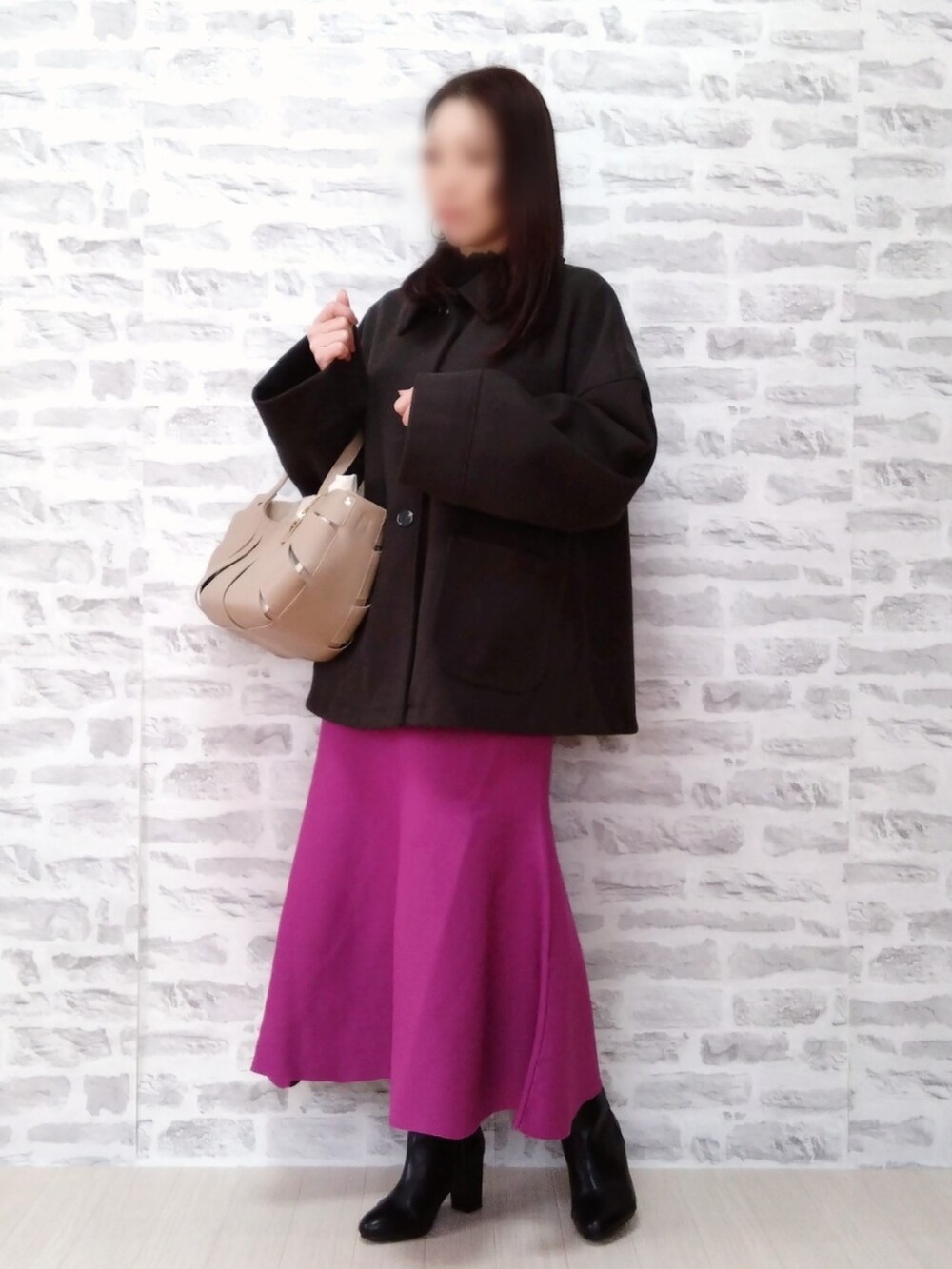 「オトナ女子、休日コーデ、プチプラ、オトナカワイイ、低身長、低身長女子、ootd、ビビットカラー、大人女子コーデ、キレイめ、ソフトフレアスカート、フレアスカート、しまむら、しまむらコーデ、OZOC」｜「しまむらのONメローNソデボタンPO　　CLOSSHI（トップス、ブラック系）」を使った、rinrisoraさん（レディース・152cm）の冬コーディネートの2枚目の写真
