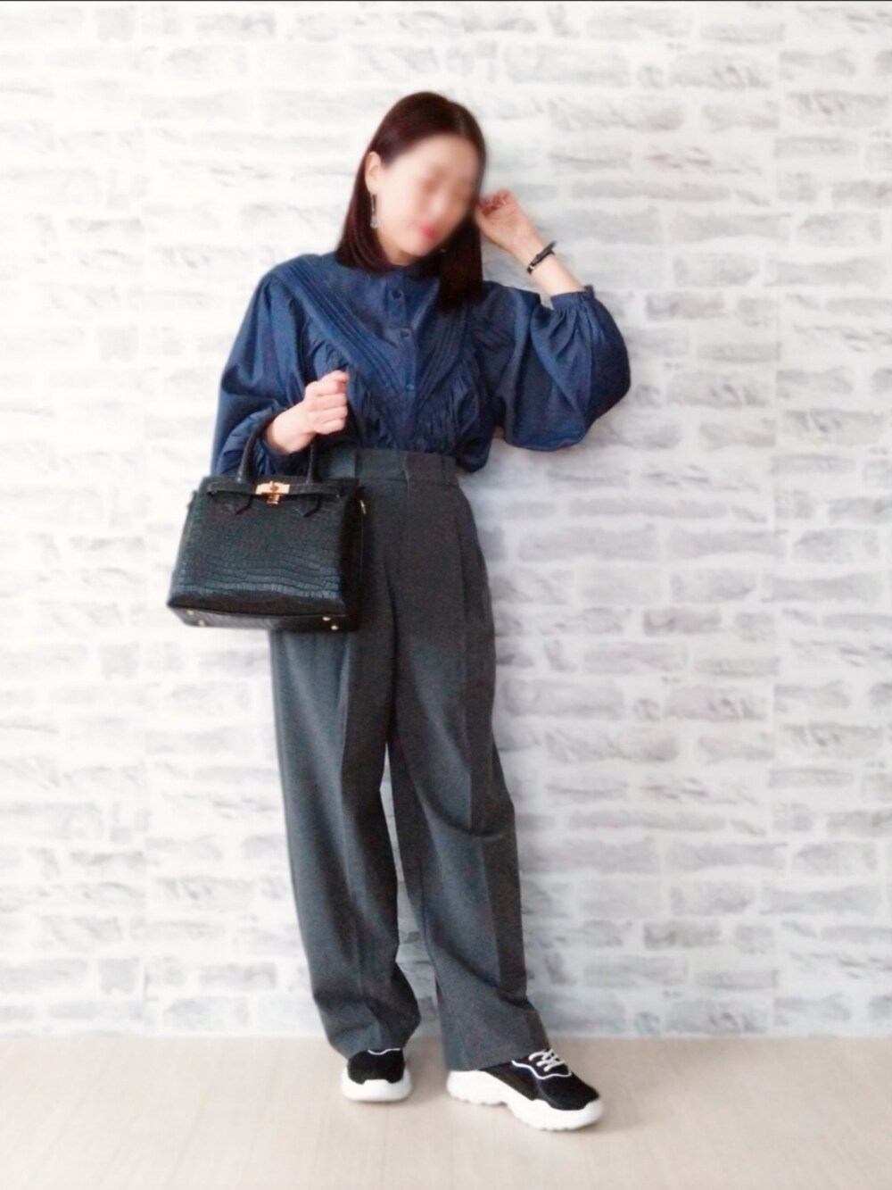 ブルー系のシャツ/ブラウス、ホワイト系のカーディガン/ボレロ、グレー系のその他パンツを着用したレディースの秋コーディネートの2枚目の写真
