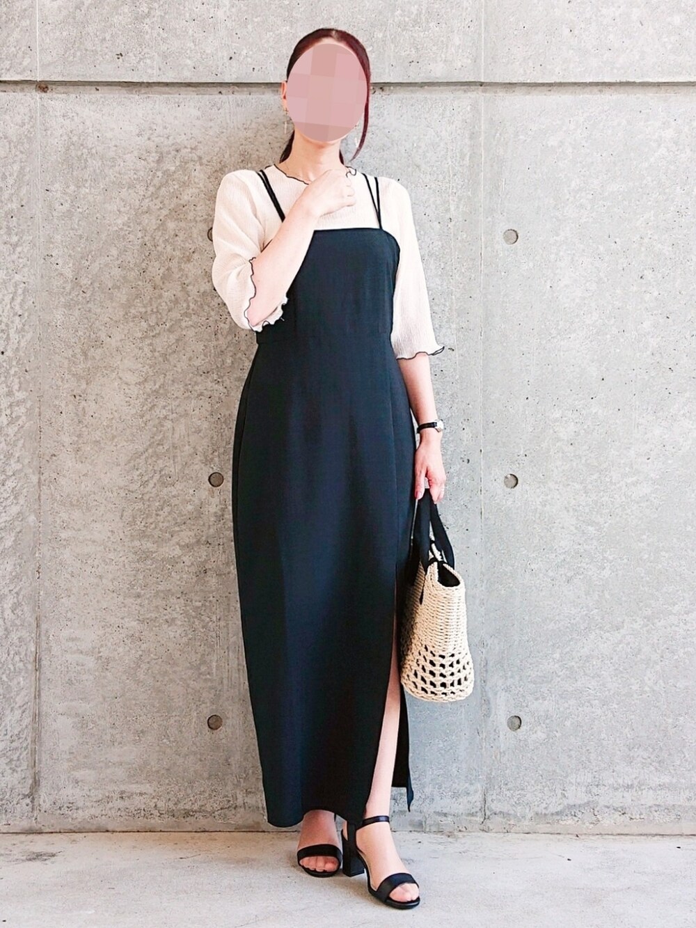 ホワイト系のトップス、ブラック系のワンピース/ドレス、ベージュ系のトートバッグを着用したレディースの夏コーディネートの2枚目の写真