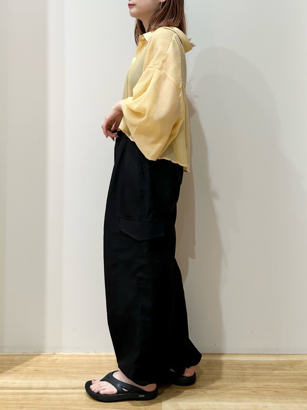イエロー系のシャツ/ブラウス、ブラック系のその他パンツ、ブラック系のサンダルを着用したレディースの夏コーディネートの2枚目の写真