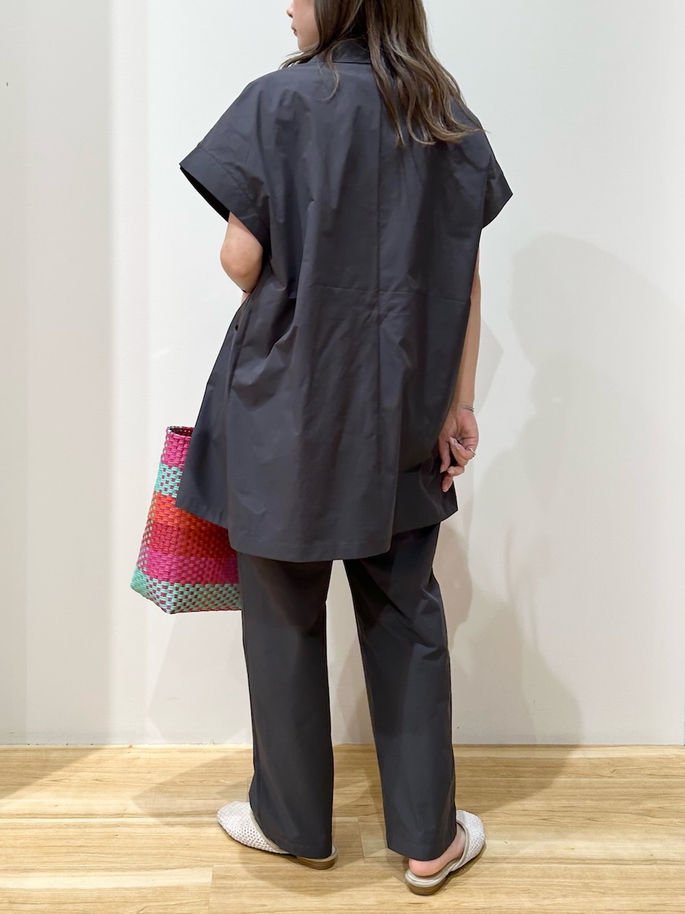 ホワイト系のTシャツ/カットソー、グレー系のその他アウター、グレー系のその他パンツを着用したレディースの春コーディネートの3枚目の写真