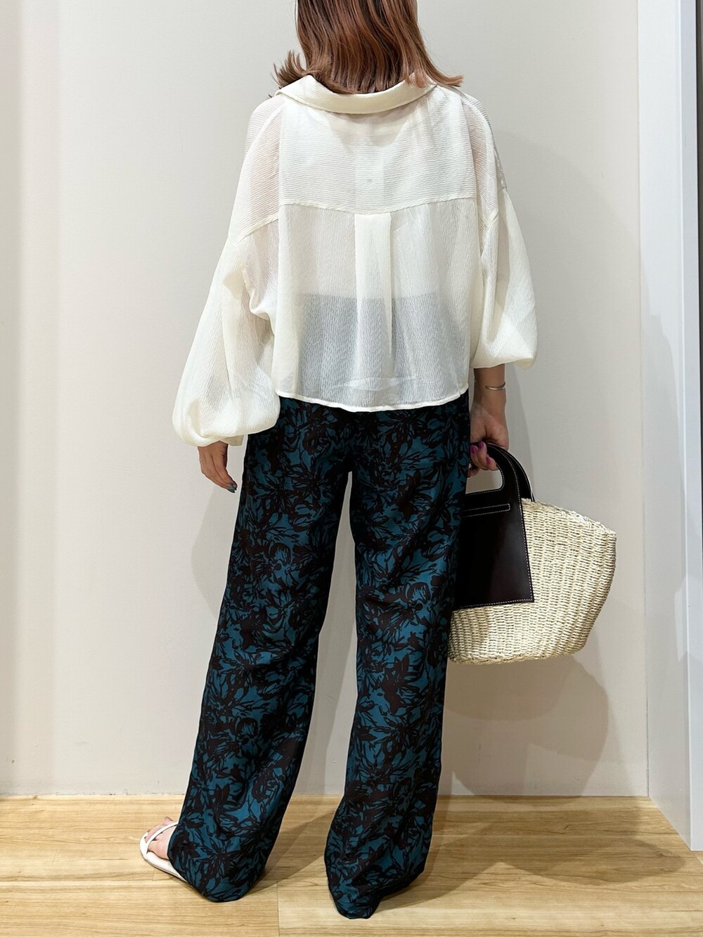 ホワイト系のシャツ/ブラウス、ホワイト系のトートバッグ、ホワイト系のサンダルを着用したレディースの夏コーディネートの3枚目の写真