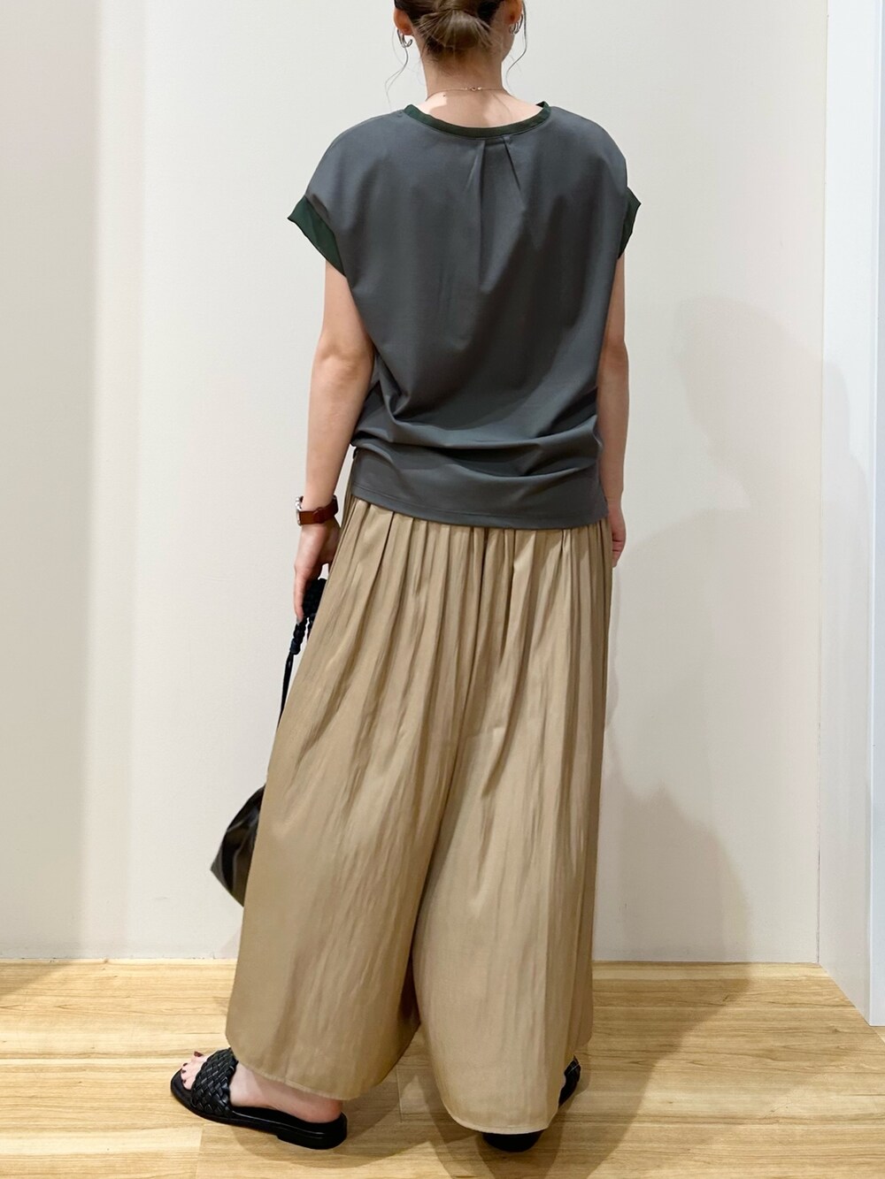 グリーン系のTシャツ/カットソー、ベージュ系のその他パンツ、ブラック系のショルダーバッグを着用したレディースの夏コーディネートの3枚目の写真