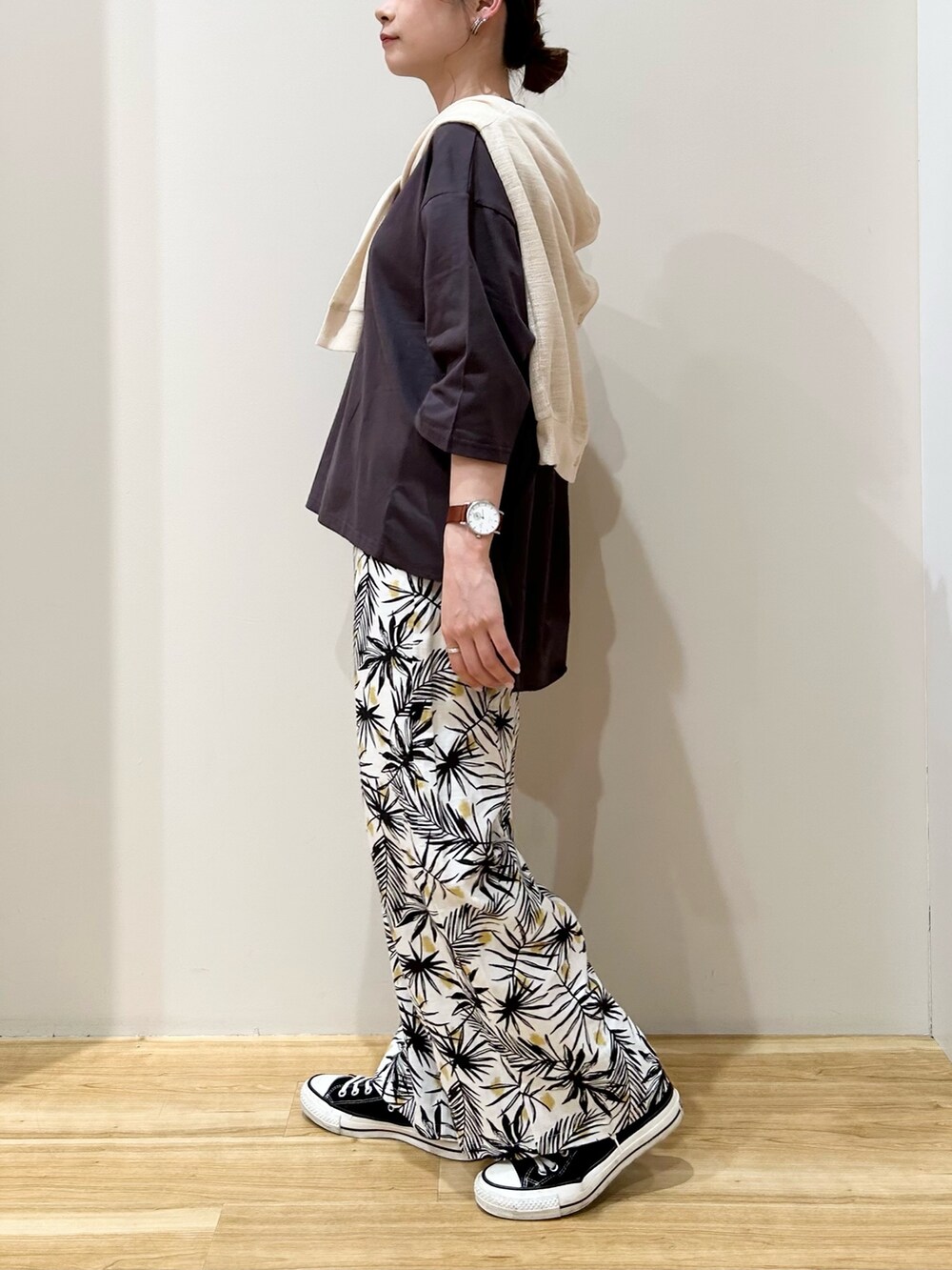 ホワイト系のカーディガン/ボレロ、グレー系のTシャツ/カットソー、ホワイト系のその他パンツを着用したレディースの春コーディネートの2枚目の写真