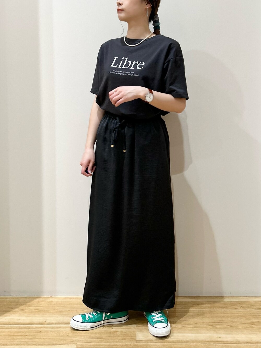 グレー系のTシャツ/カットソー、ベージュ系のブルゾン、ブラック系のスカートを着用したレディースの春コーディネートの3枚目の写真