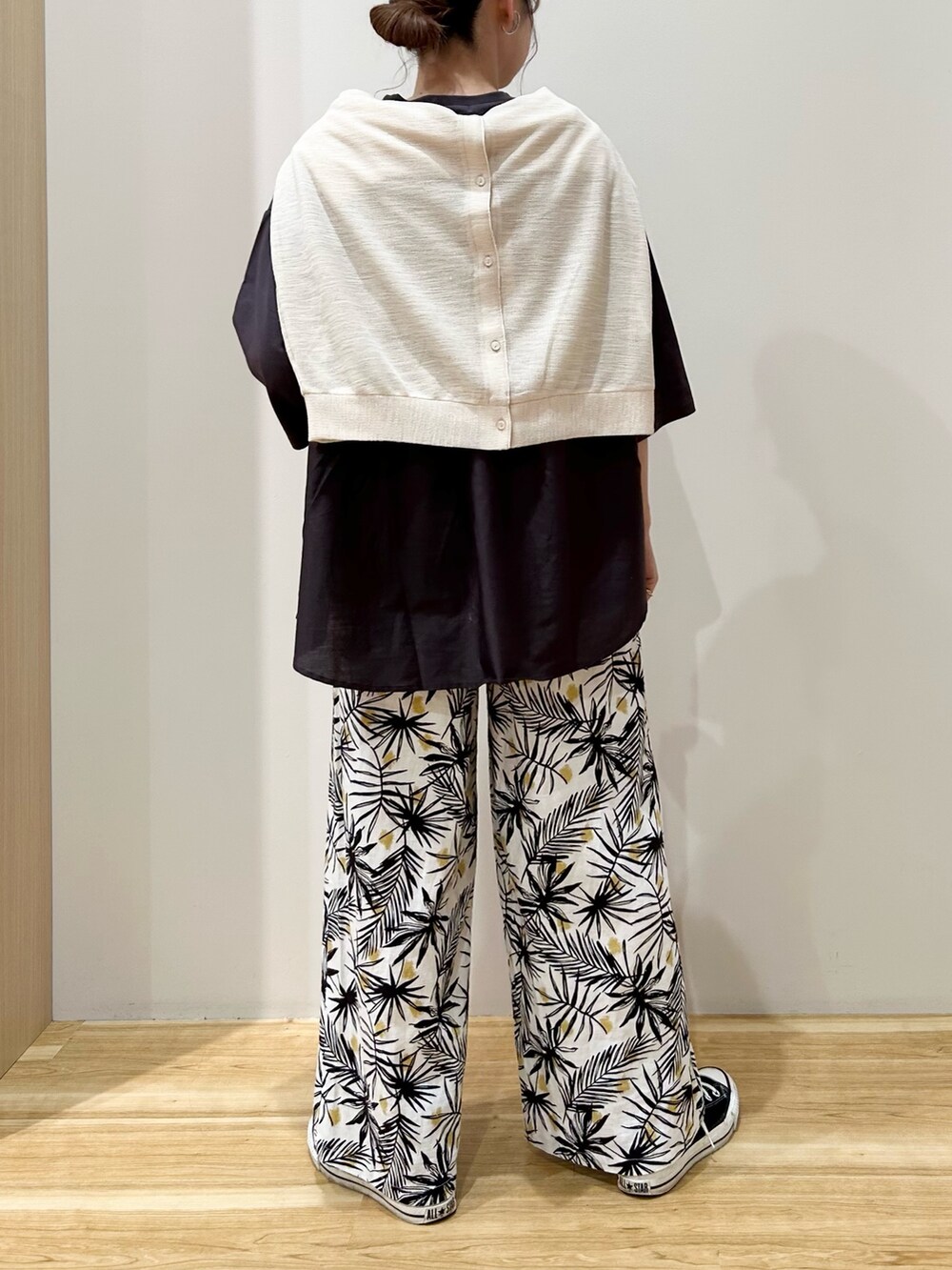 ホワイト系のカーディガン/ボレロ、グレー系のTシャツ/カットソー、ホワイト系のその他パンツを着用したレディースの春コーディネートの3枚目の写真