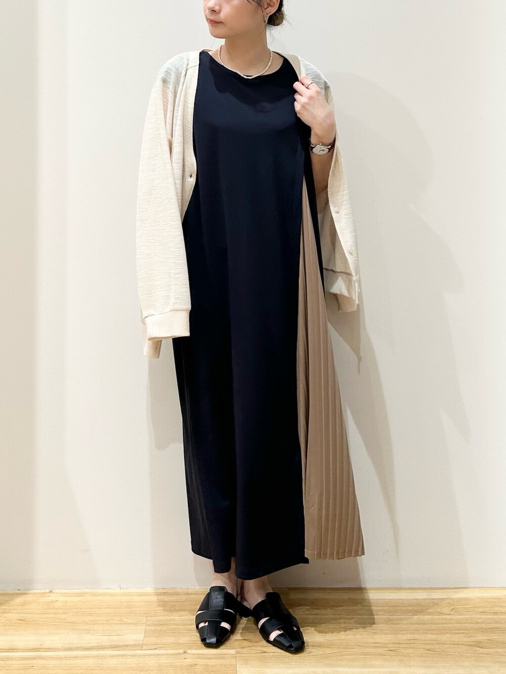 ブルー系のワンピース、ホワイト系のカーディガン/ボレロ、ブラック系のサンダルを着用したレディースの夏コーディネートの2枚目の写真