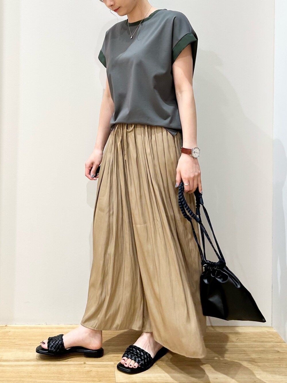 グリーン系のTシャツ/カットソー、ベージュ系のその他パンツ、ブラック系のショルダーバッグを着用したレディースの夏コーディネートの2枚目の写真