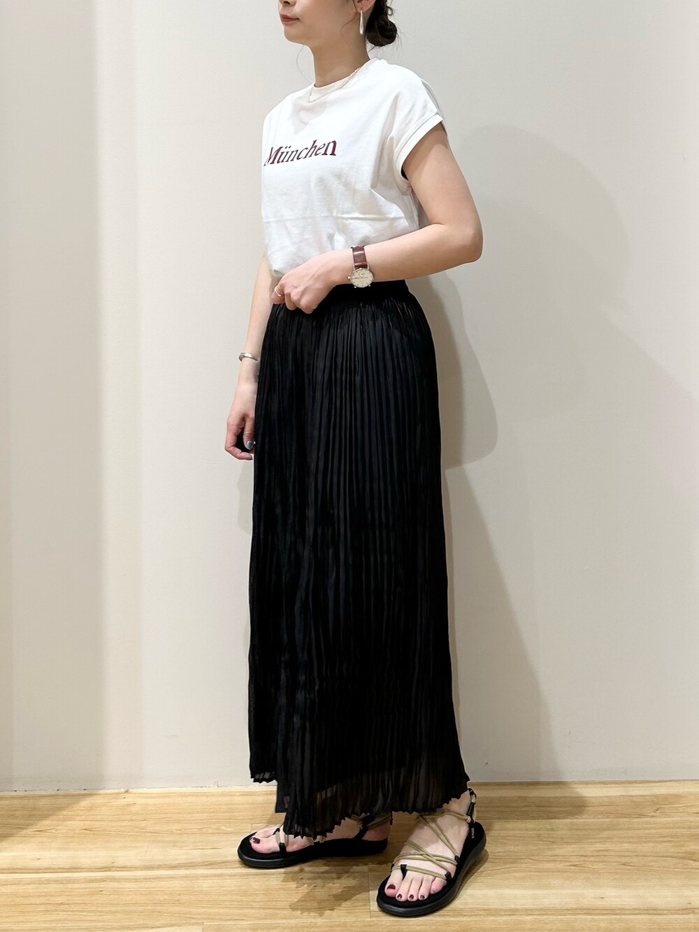 ホワイト系のTシャツ/カットソー、ベージュ系のカーディガン/ボレロ、グレー系のスカートを着用したレディースの夏コーディネートの2枚目の写真