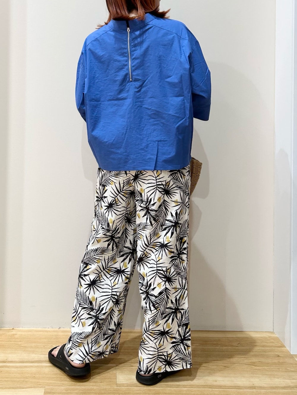 ベージュ系のトートバッグ、ブルー系のシャツ/ブラウス、ホワイト系のその他パンツを着用したレディースの夏コーディネートの3枚目の写真