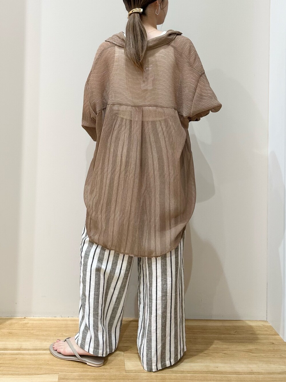 ベージュ系のシャツ/ブラウス、その他のその他パンツ、ブルー系のハンドバッグを着用したレディースの夏コーディネートの3枚目の写真