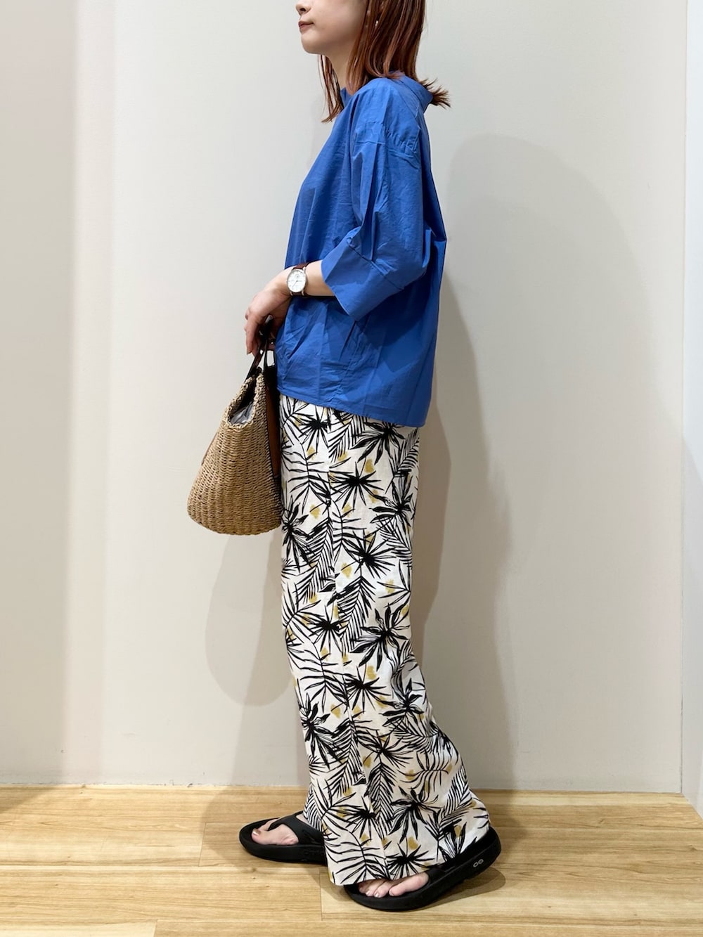 ベージュ系のトートバッグ、ブルー系のシャツ/ブラウス、ホワイト系のその他パンツを着用したレディースの夏コーディネートの2枚目の写真