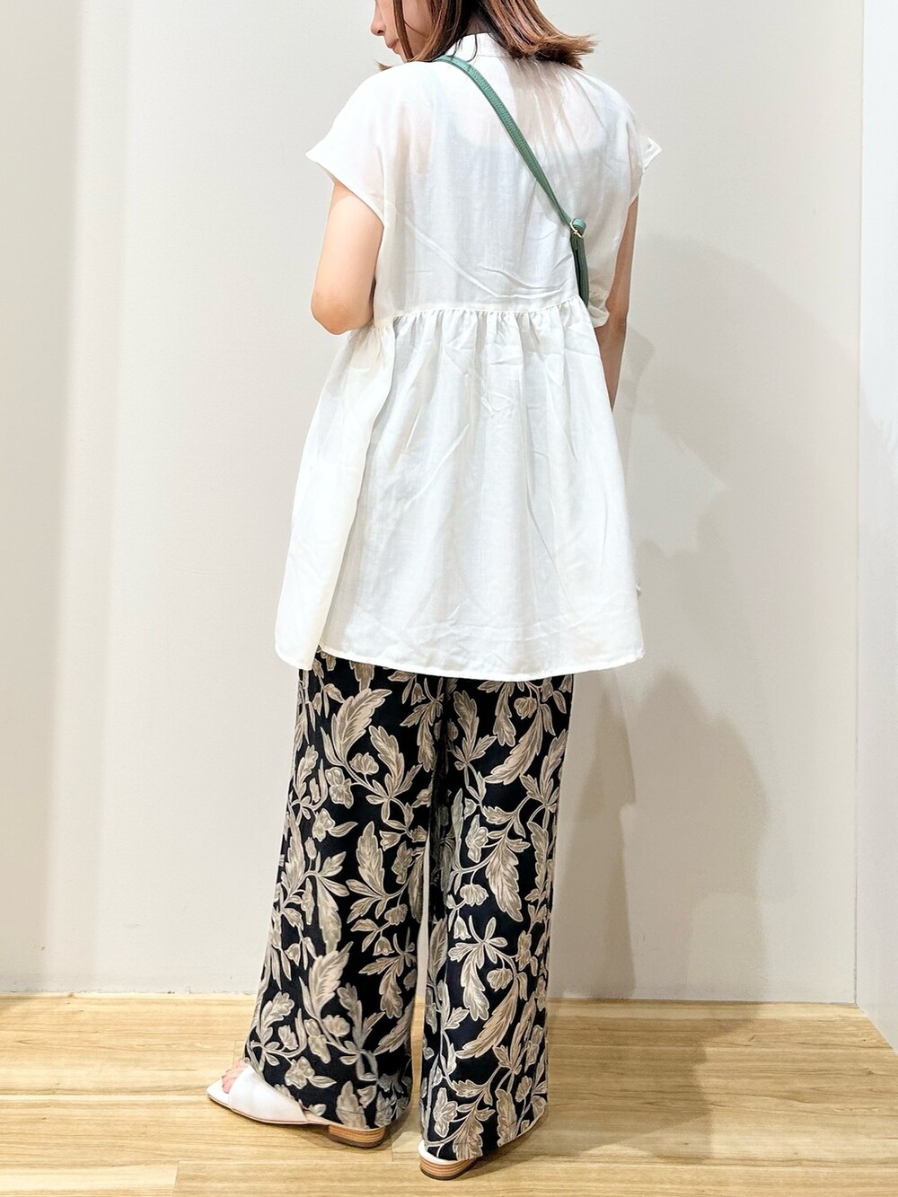 ホワイト系のサンダル、グリーン系のショルダーバッグ、ブラック系のその他パンツを着用したレディースの夏コーディネートの2枚目の写真