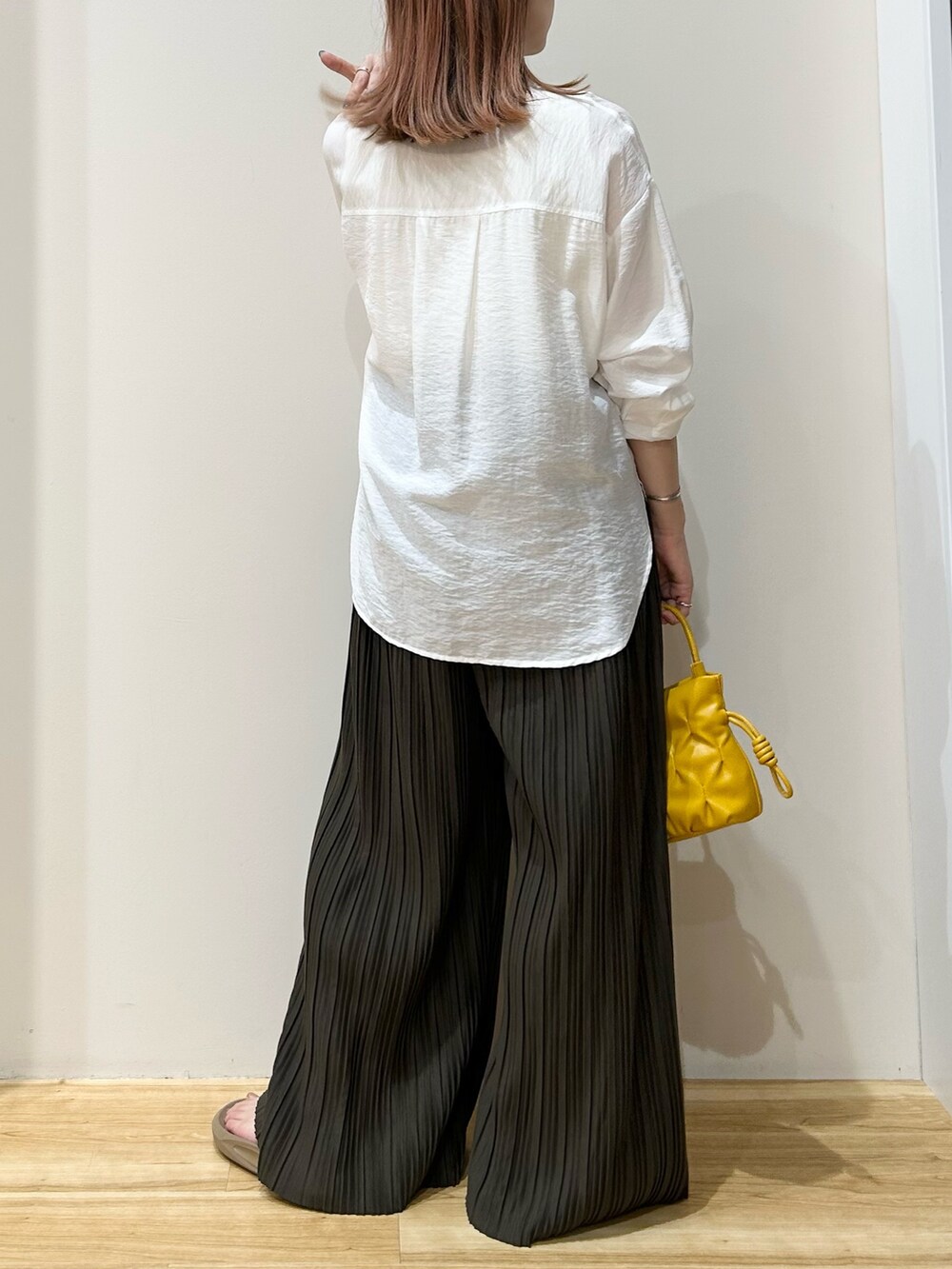 イエロー系のショルダーバッグ、グレー系のサンダル、ブラウン系のその他パンツを着用したレディースの夏コーディネートの3枚目の写真