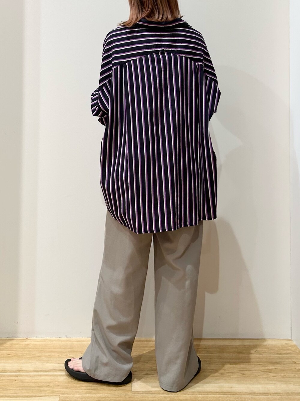 ブラック系のシャツ/ブラウス、ブラック系のハンドバッグ、ブラック系のサンダルを着用したレディースの夏コーディネートの3枚目の写真