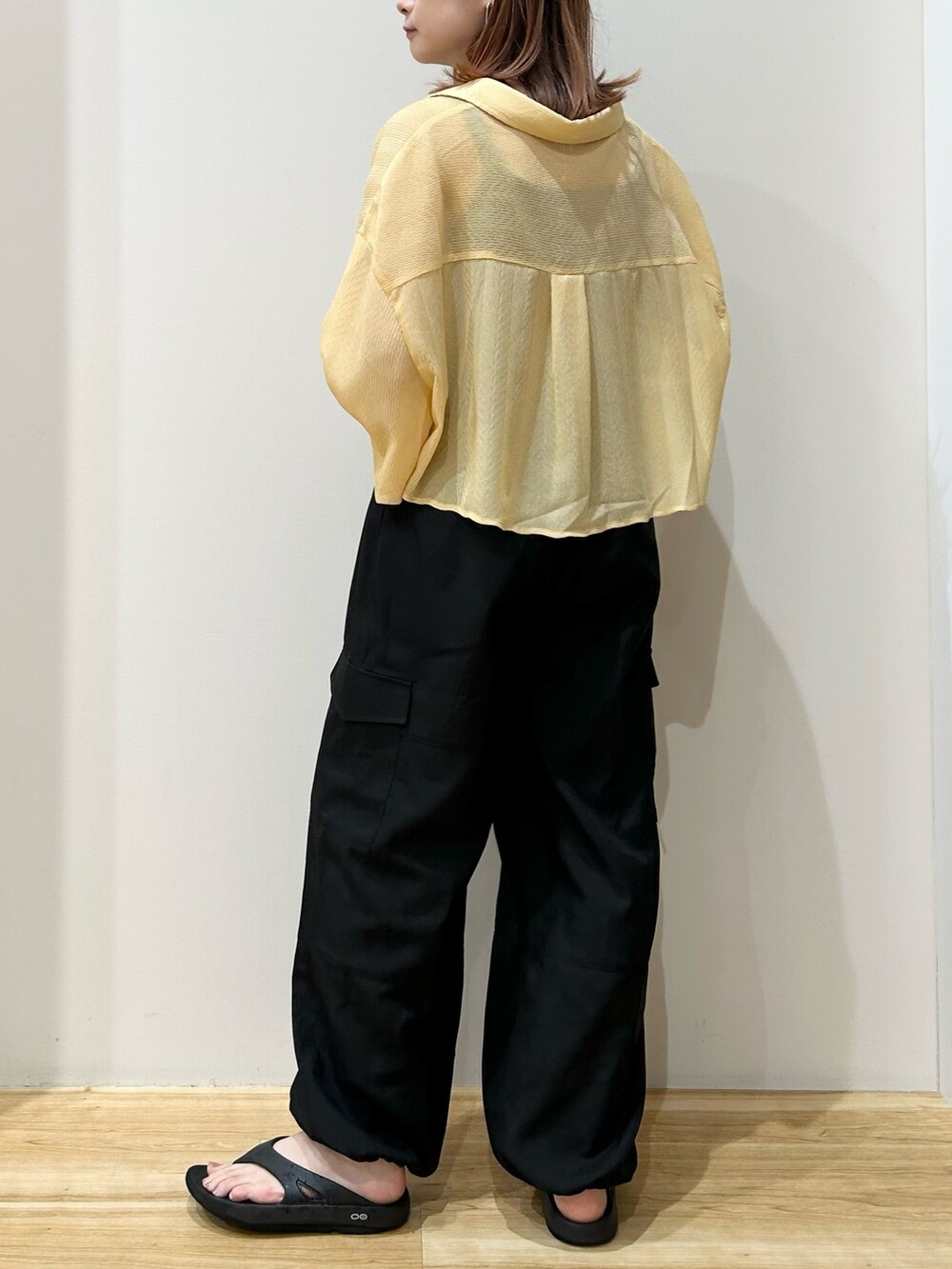 イエロー系のシャツ/ブラウス、ブラック系のその他パンツ、ブラック系のサンダルを着用したレディースの夏コーディネートの3枚目の写真