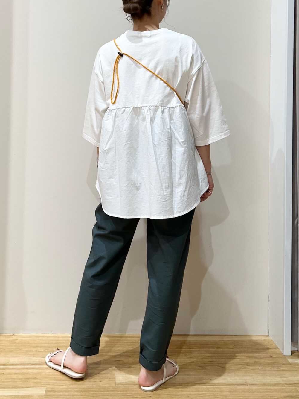 ホワイト系のTシャツ/カットソー、ブラック系のショルダーバッグ、グリーン系のその他パンツを着用したレディースの夏コーディネートの3枚目の写真