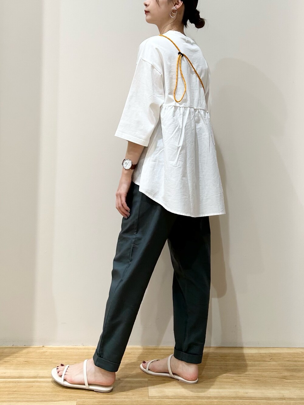 ホワイト系のTシャツ/カットソー、ブラック系のショルダーバッグ、グリーン系のその他パンツを着用したレディースの夏コーディネートの2枚目の写真