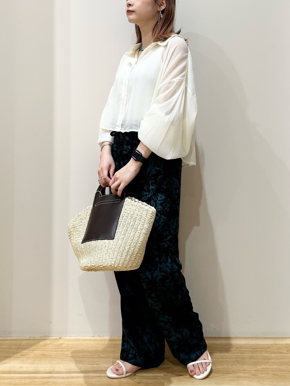 ホワイト系のシャツ/ブラウス、ホワイト系のトートバッグ、ホワイト系のサンダルを着用したレディースの夏コーディネートの2枚目の写真