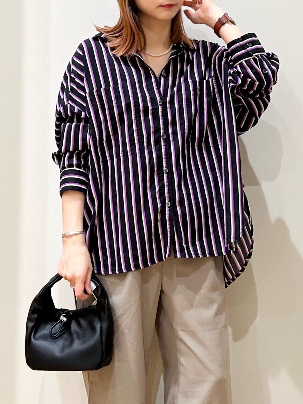 ブラック系のシャツ/ブラウス、ブラック系のハンドバッグ、ブラック系のサンダルを着用したレディースの夏コーディネートの4枚目の写真