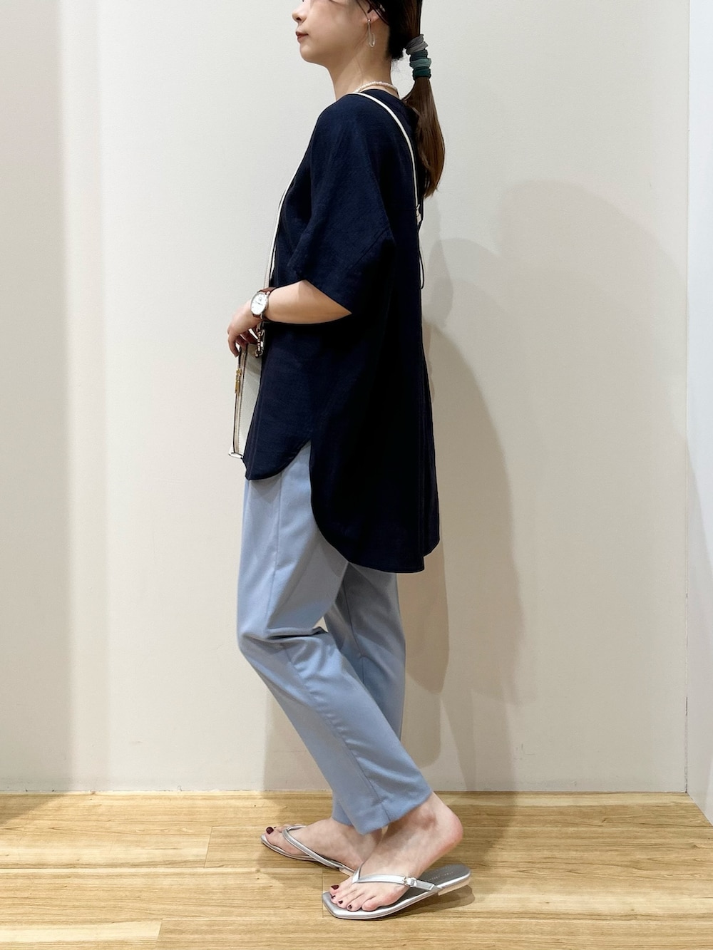 ブルー系のシャツ/ブラウス、ホワイト系のショルダーバッグ、ブルー系のその他パンツを着用したレディースの春コーディネートの2枚目の写真