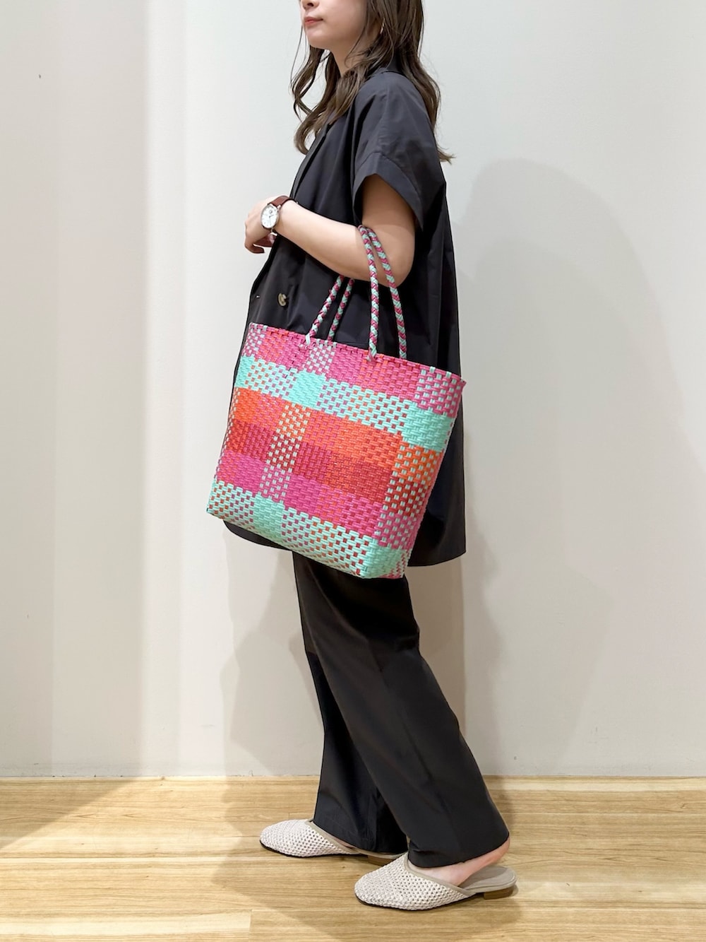 ホワイト系のTシャツ/カットソー、グレー系のその他アウター、グレー系のその他パンツを着用したレディースの春コーディネートの2枚目の写真