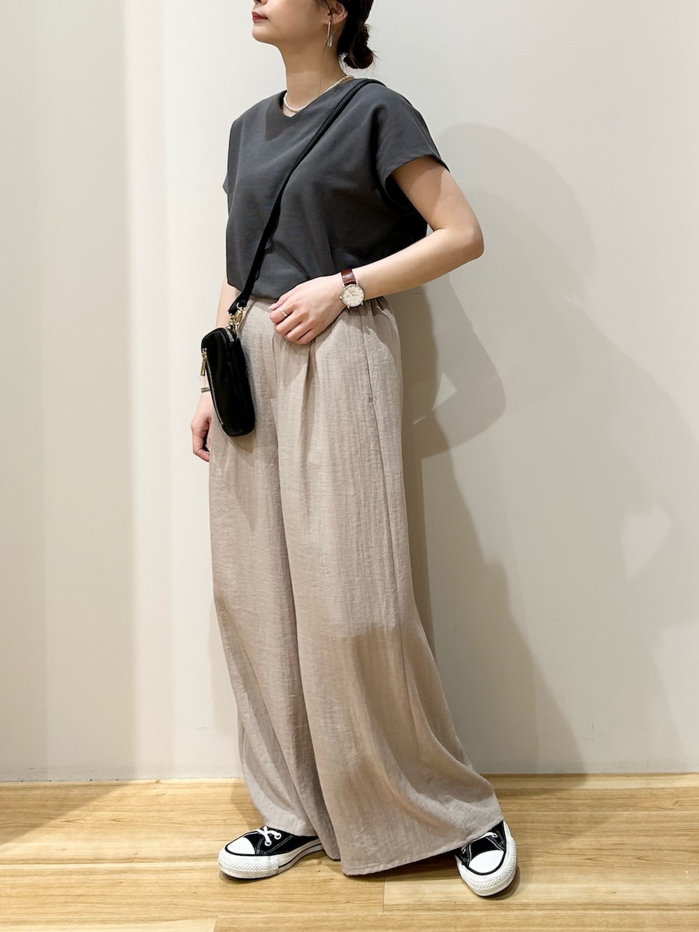 グレー系のTシャツ/カットソー、グレー系のその他パンツ、ブラック系のショルダーバッグを着用したレディースの春コーディネートの2枚目の写真