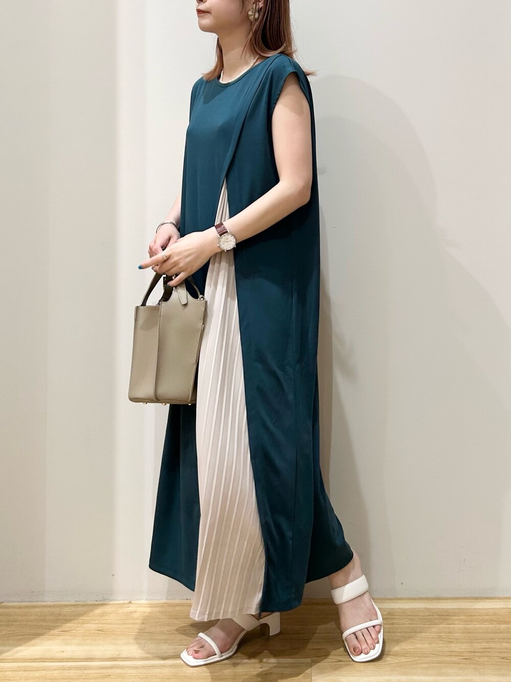 ホワイト系のサンダル、グリーン系のワンピース、ベージュ系のトートバッグを着用したレディースの夏コーディネートの2枚目の写真
