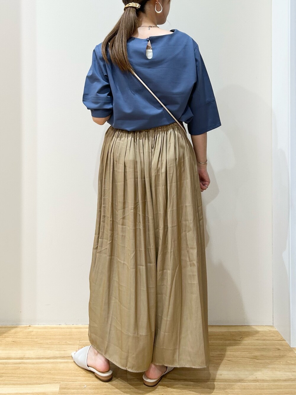 ブルー系のTシャツ/カットソー、ホワイト系のショルダーバッグ、ベージュ系のその他パンツを着用したレディースの夏コーディネートの3枚目の写真