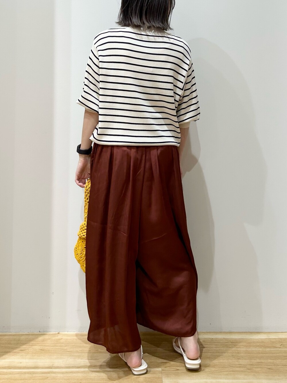 その他のニット/セーター、オレンジ系のショルダーバッグ、ホワイト系のサンダルを着用したレディースの秋コーディネートの2枚目の写真