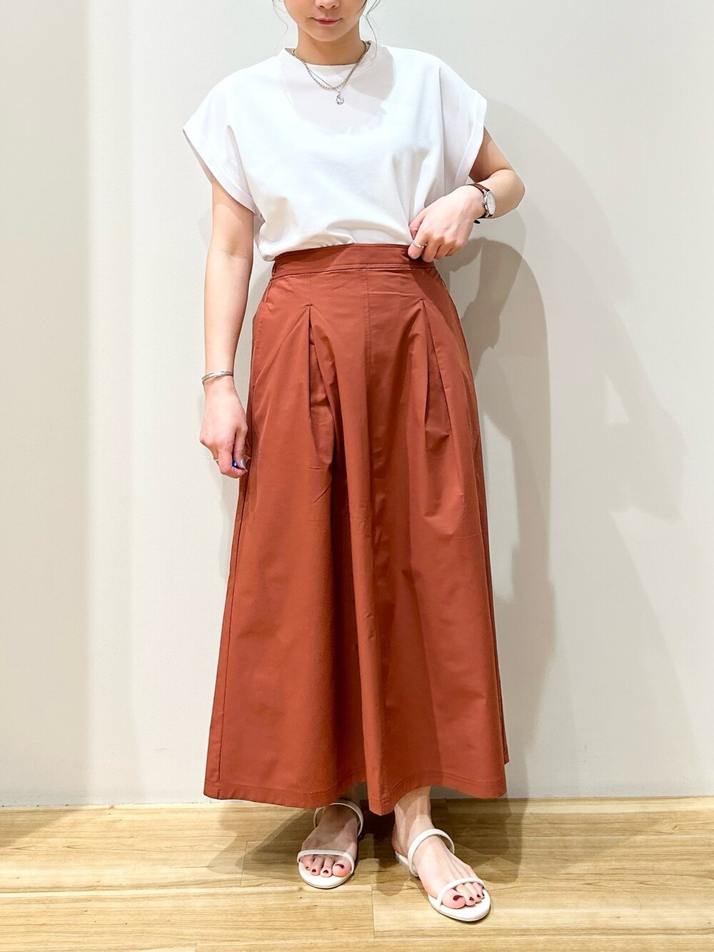 ホワイト系のTシャツ/カットソー、ベージュ系のシャツ/ブラウス、レッド系のスカートを着用したレディースの夏コーディネートの2枚目の写真