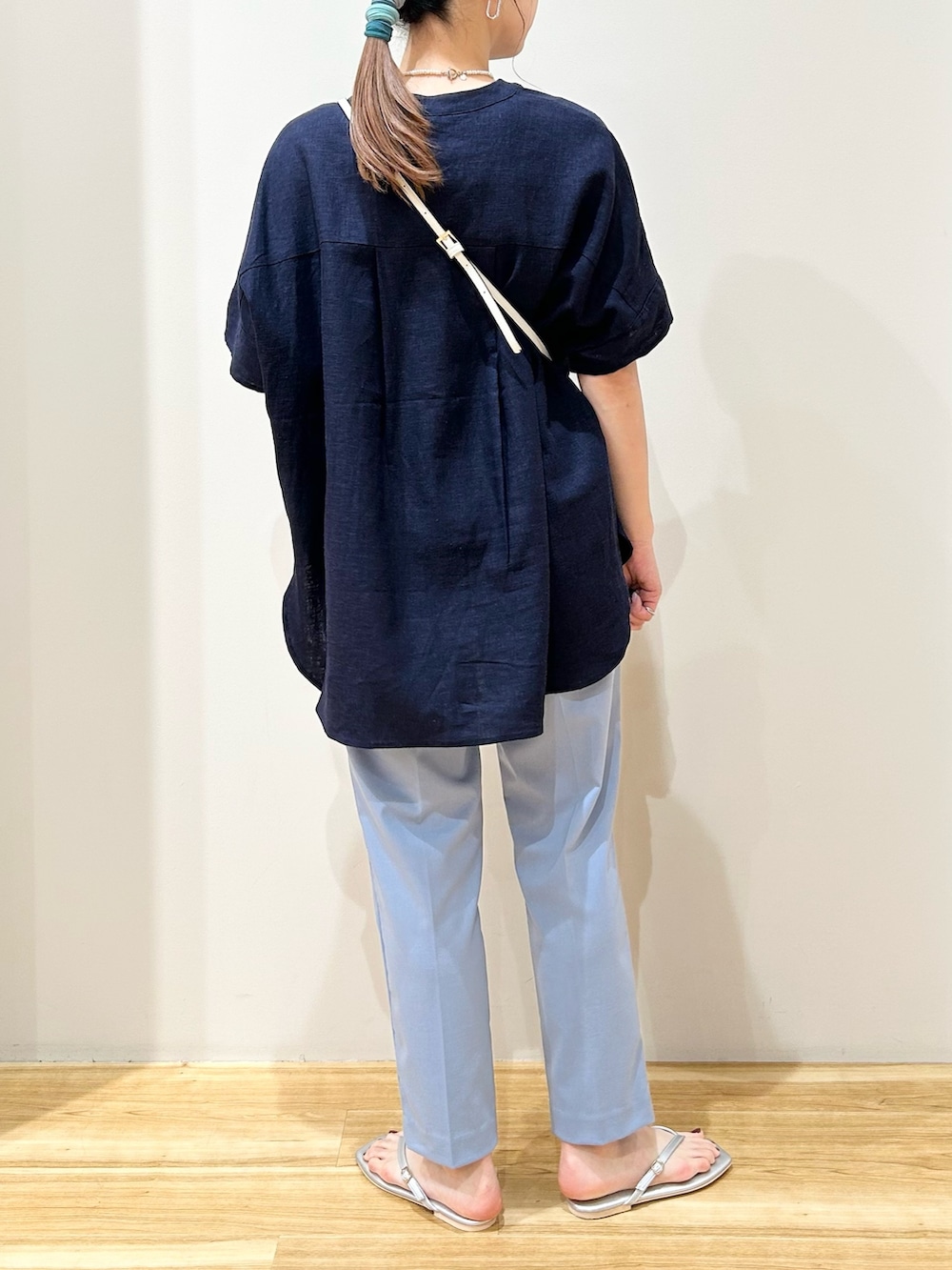 ブルー系のシャツ/ブラウス、ホワイト系のショルダーバッグ、ブルー系のその他パンツを着用したレディースの春コーディネートの3枚目の写真