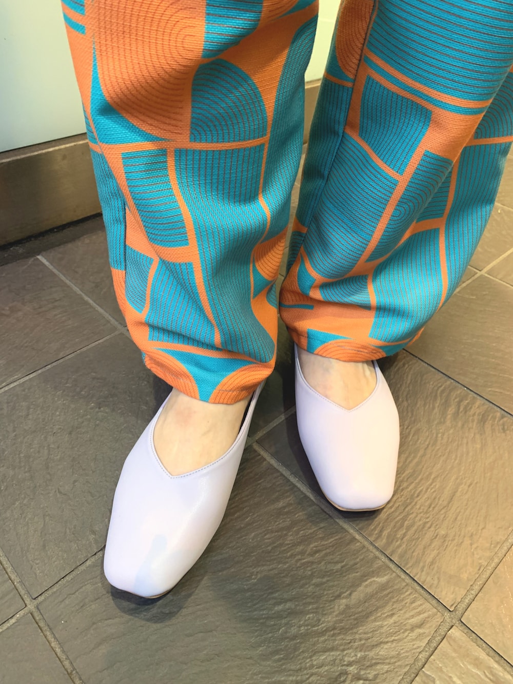 「バレエシューズ、スクエアトゥ、バブーシュ、カラー×コーデ、白シャツ、柄パンツ、リラックスパンツ、リラックススタイル、ノーカラーシャツ、プチプラミックス、スタイルアップ」｜「noyauのスクエアトゥVカットバブーシュ（その他シューズ、パープル系）」を使った、Mayukiさん（レディース・162cm）の夏コーディネートの3枚目の写真
