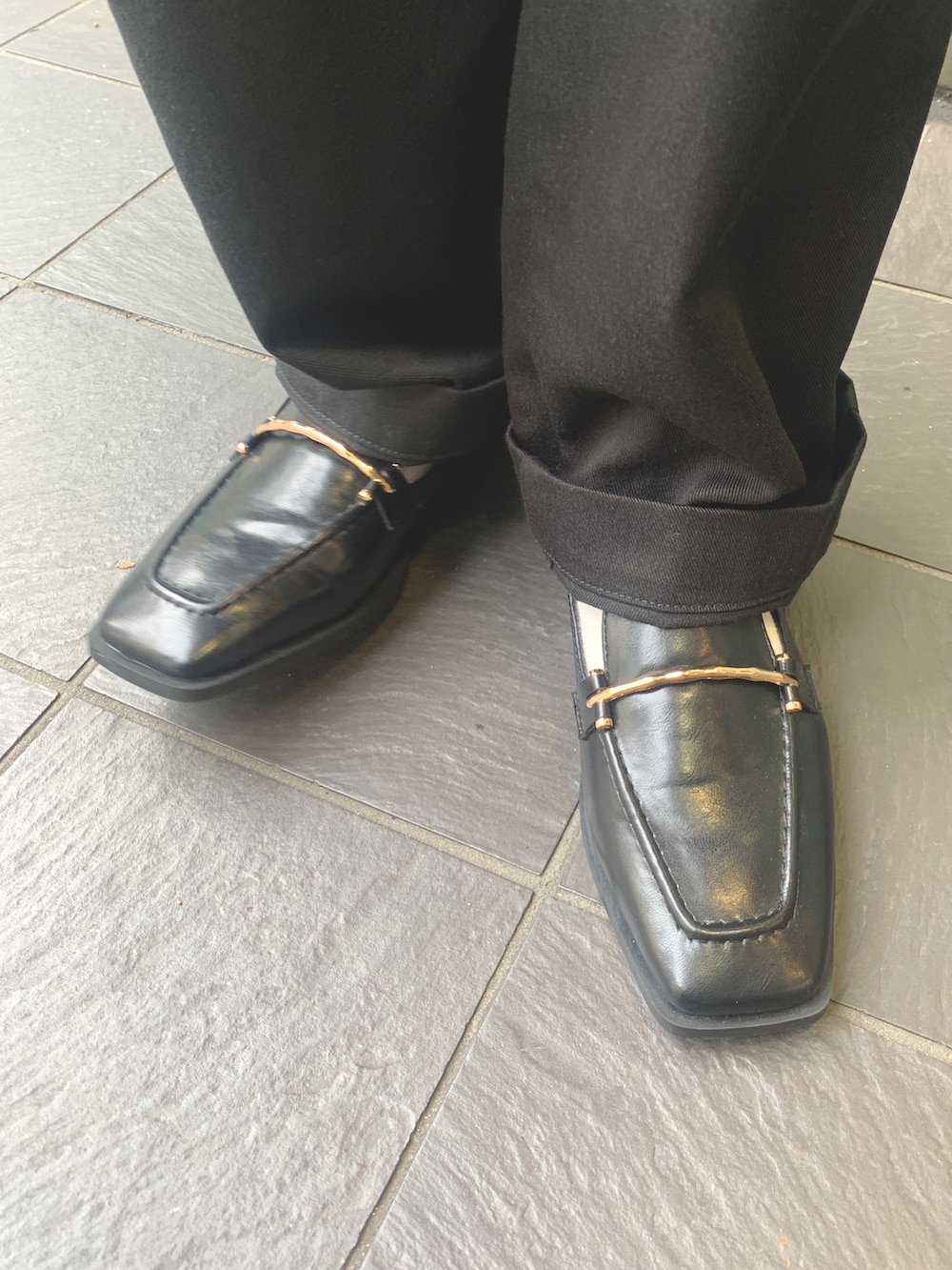 ブラック系のローファー、ブラック系のその他パンツ、ベージュ系のシャツ/ブラウスを着用したレディースの春コーディネートの2枚目の写真