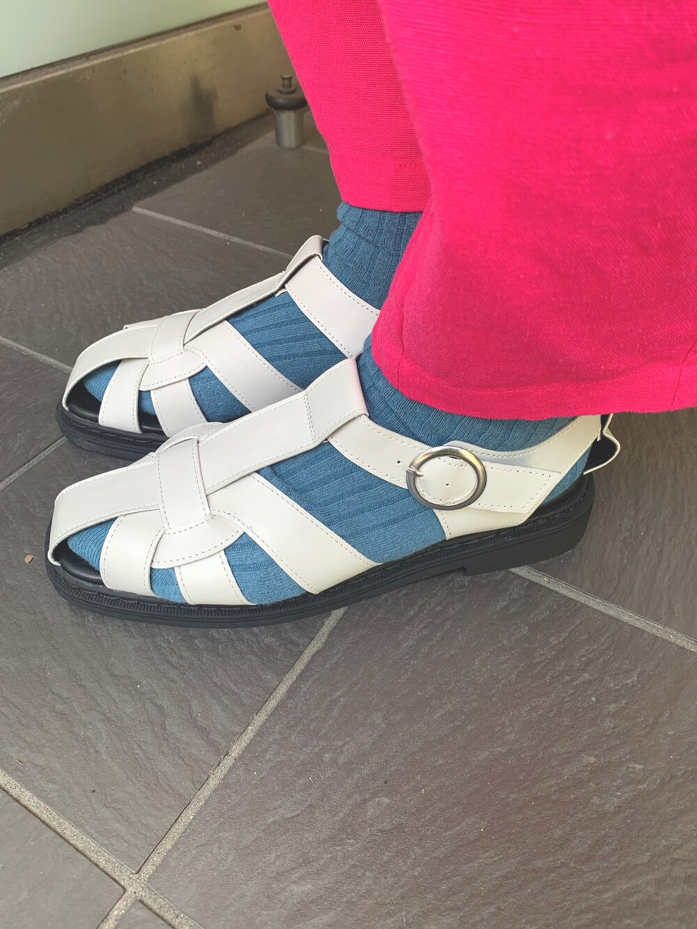 ホワイト系のサンダル、ホワイト系のシャツワンピース、ピンク系のその他パンツを着用したレディースの春コーディネートの2枚目の写真