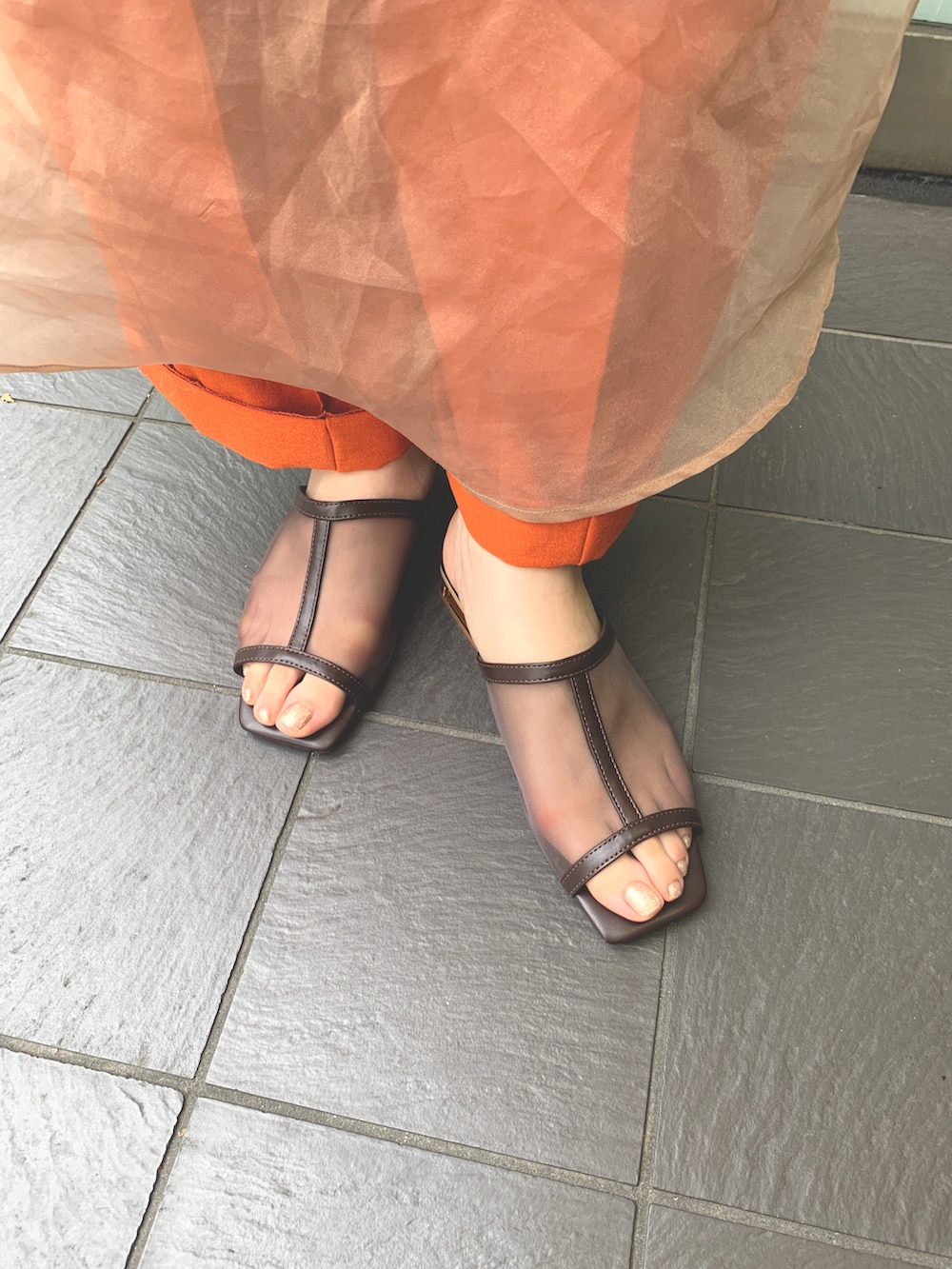 ブラウン系のサンダル、ベージュ系のワンピース、ホワイト系のシャツ/ブラウスを着用したレディースの春コーディネートの2枚目の写真