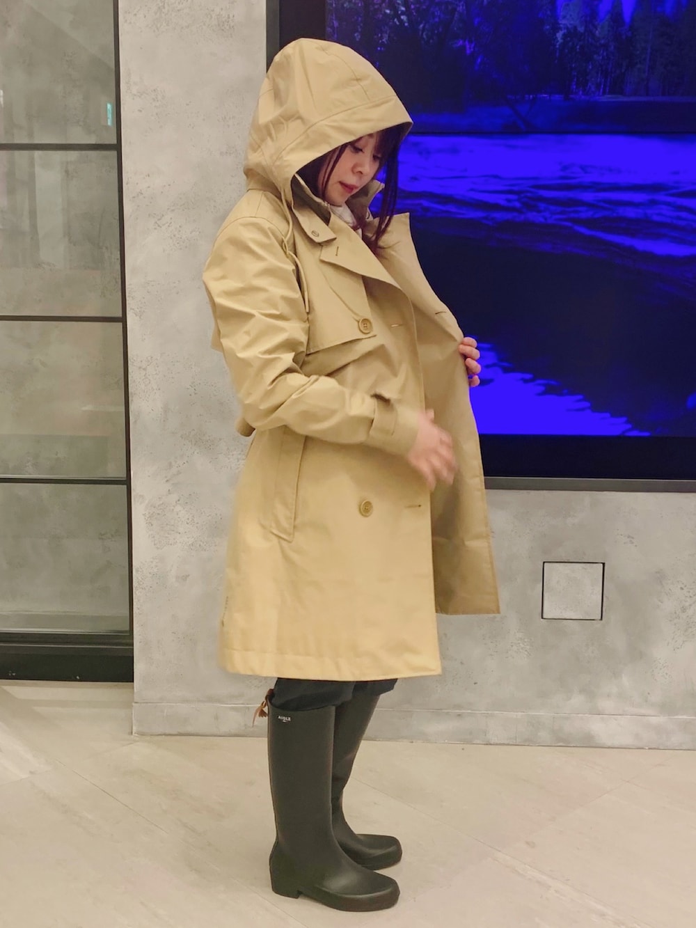「AIGLE、ゴアテックス、GORE-TEX、トレンチコート、ラバーブーツ、レインブーツ、はるコーデ」｜「AIGLEのアイテム（パンツ、ブラック系）」を使った、shokoさん（レディース・150cm）の冬コーディネートの4枚目の写真