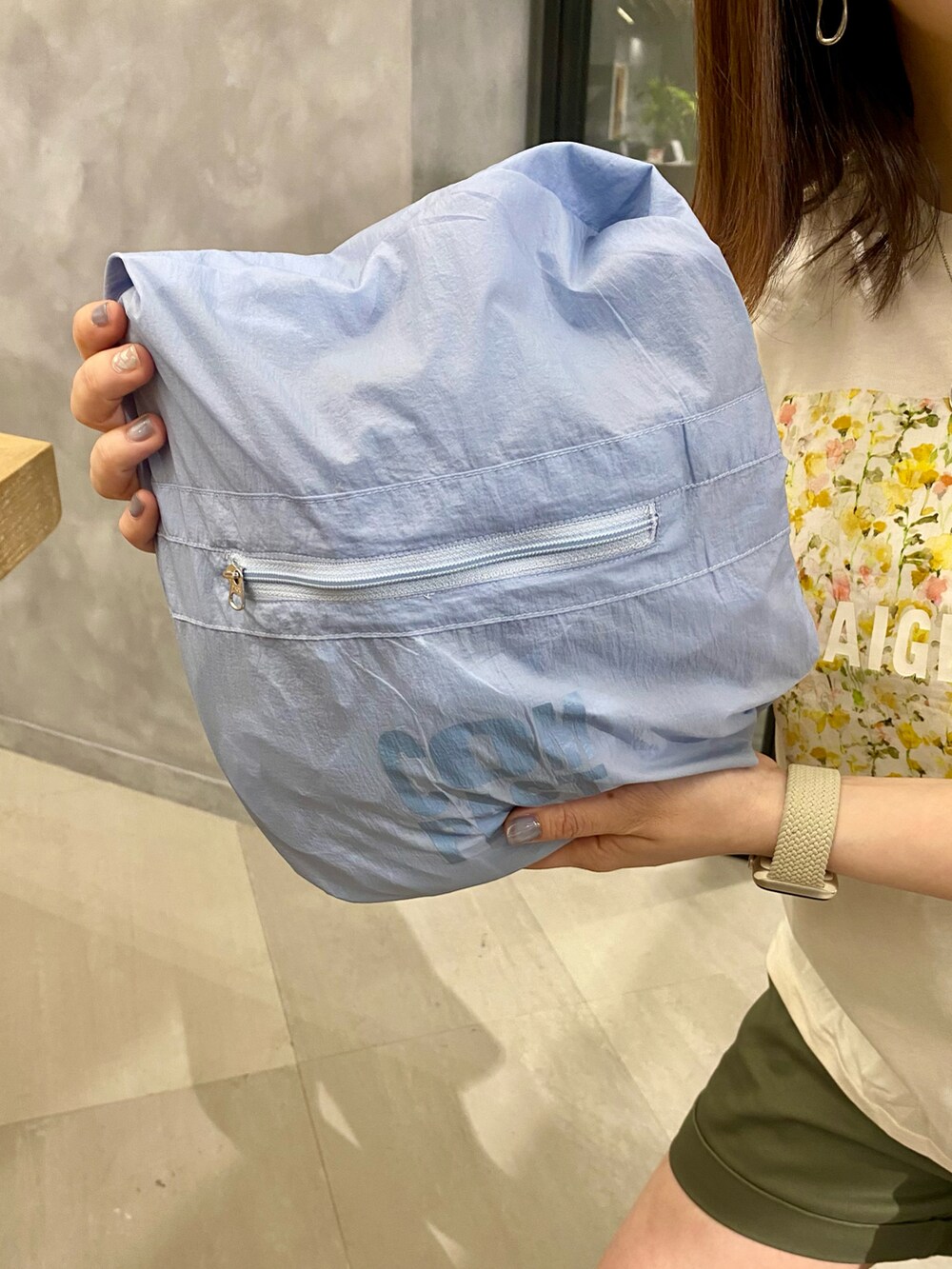 「ロゴT、パンツスタイル、おでかけコーデ、カジュアルコーデ、サックスブルー、ウィンドブレーカー、エーグル(AIGLE)、レインブーツ、レインシューズ、リバティ」｜「AIGLEのアイテム（ジャケット/アウター、ブルー系）」を使った、shokoさん（レディース・150cm）の夏コーディネートの4枚目の写真