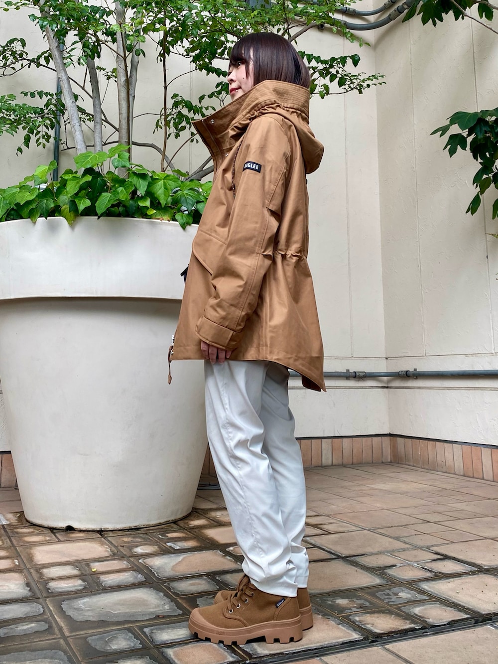 「ブラウン、秋服準備はじめました、シャツスタイル、秋冬コーデ、パンツスタイル、雨の日コーデ、エーグル(AIGLE)、防水」｜「AIGLEの透湿防水 フィッシュテールフーデッドジャケット / マウンテンパーカー（マウンテンパーカー、ブラウン系）」を使った、shokoさん（レディース・150cm）の秋コーディネートの3枚目の写真