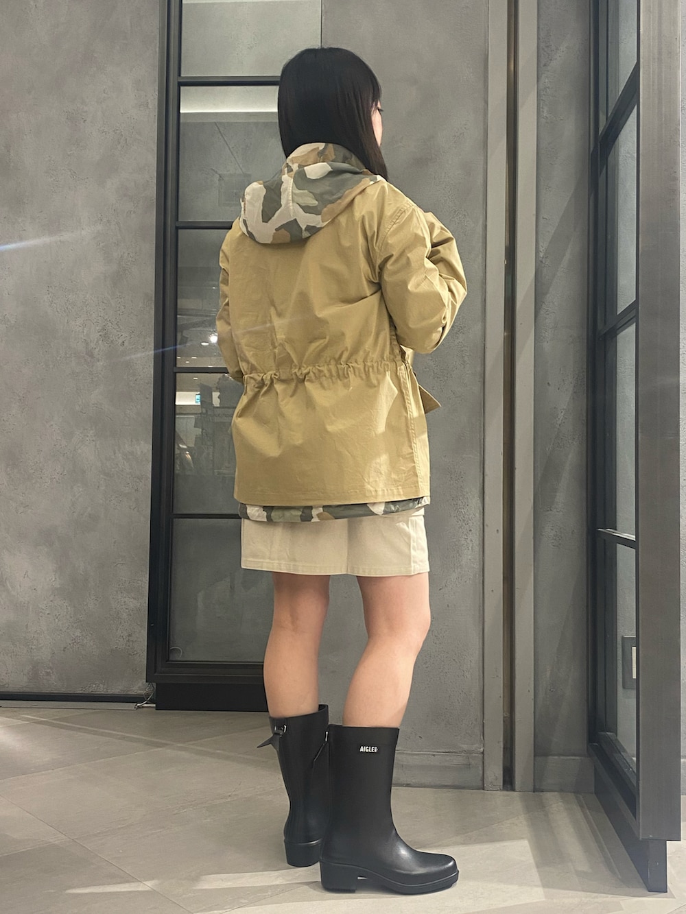 「春服コーデ、ベージュ、エーグル(AIGLE)、ラバーブーツ、長靴、サファリジャケット、カジュアルコーデ、撥水加工、低身長コーデ、スカート」｜「AIGLEの撥水 軽量 スタンドネック サファリジャケット（マウンテンパーカー、ベージュ系）」を使った、shokoさん（レディース・150cm）の春コーディネートの2枚目の写真