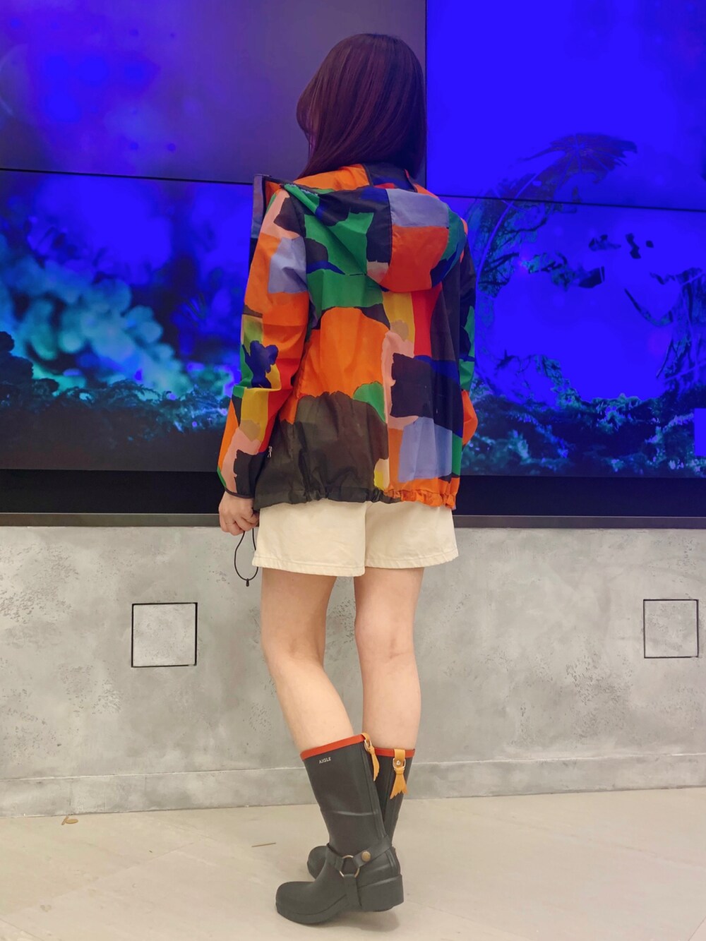 「ショルダーバッグ、AIGLE、レインブーツ、きれいめカジュアル、シンプルコーデ、ウィンドブレーカー、マルチプリント、撥水加工」｜「AIGLEのプルオーバー半袖ブラウス（シャツ/ブラウス、ピンク系）」を使った、shokoさん（レディース・150cm）の夏コーディネートの5枚目の写真