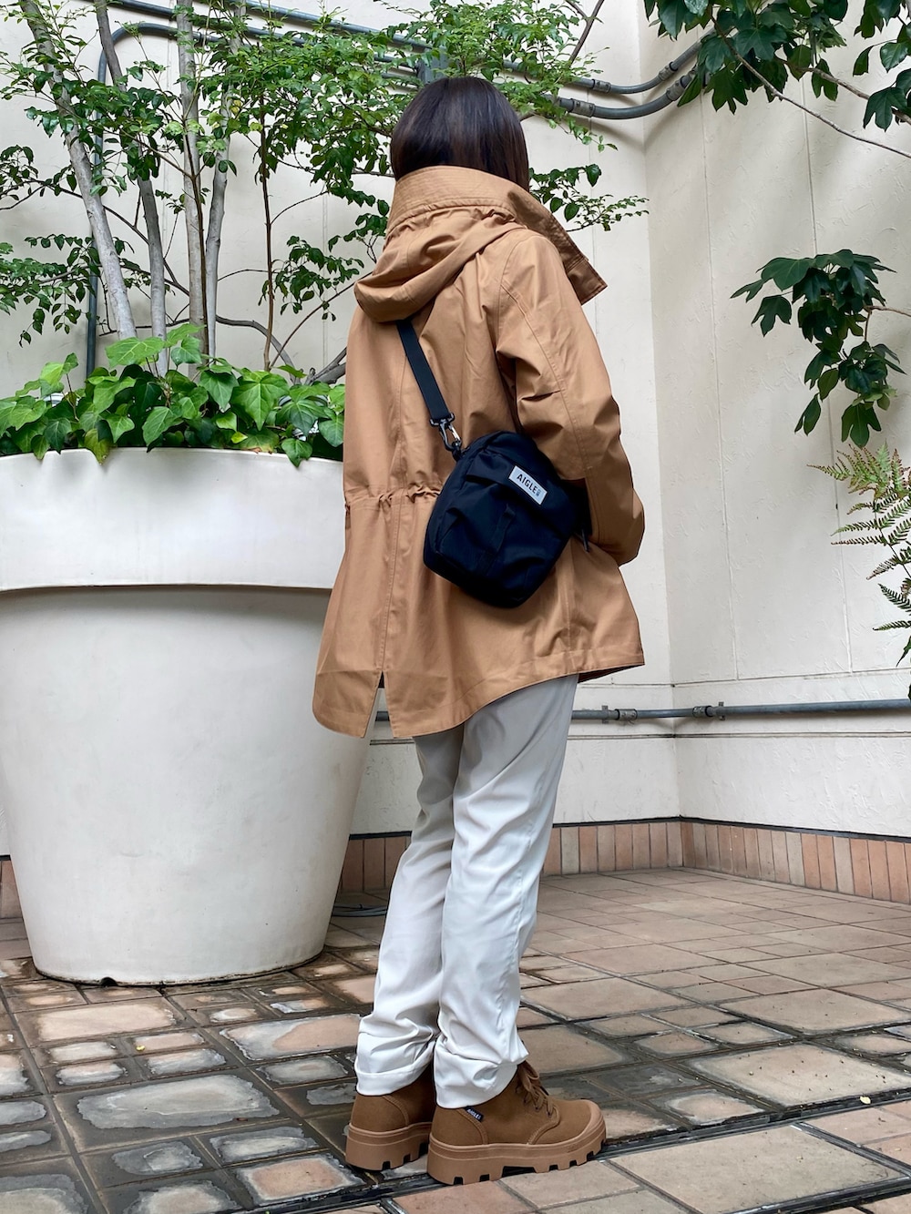 「ブラウン、秋服準備はじめました、シャツスタイル、秋冬コーデ、パンツスタイル、雨の日コーデ、エーグル(AIGLE)、防水」｜「AIGLEの透湿防水 フィッシュテールフーデッドジャケット / マウンテンパーカー（マウンテンパーカー、ブラウン系）」を使った、shokoさん（レディース・150cm）の秋コーディネートの2枚目の写真