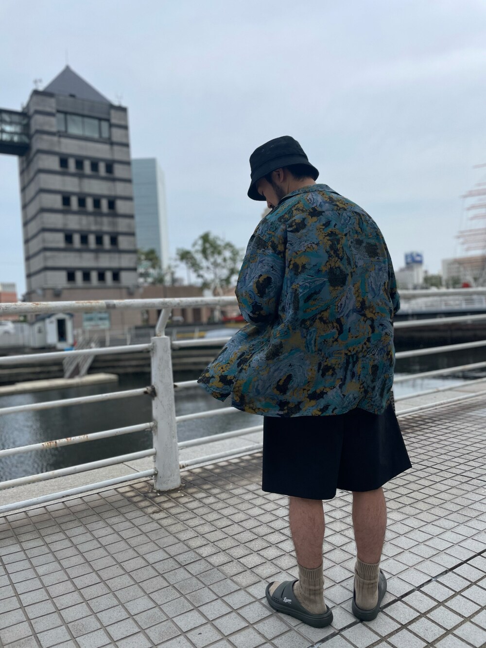 「jackandmarie、GORDON MILLER、jackmiller、Danner、アロハシャツ、みなとみらい」｜「GORDON MILLERのGORDON MILLER　デイジーチェーンバケットハット（ハット、ブラック系）」を使った、TKさん（メンズ・168cm）の春コーディネートの2枚目の写真