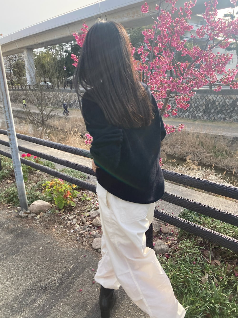 「選抜高校野球、甲子園ばり寒い、先週のタンクトップなんなん、ぜんぜんニット、まだまだニット、春ニット、小春日和、お花見、お花見コーデ、お花見したい、桜、黒ニット、黒マスク」|「Mebukiのアイテム(ニット/セーター、ブラック系)」を使った、mimichan さん(レディース・158cm)の春コーディネートの2枚目の写真