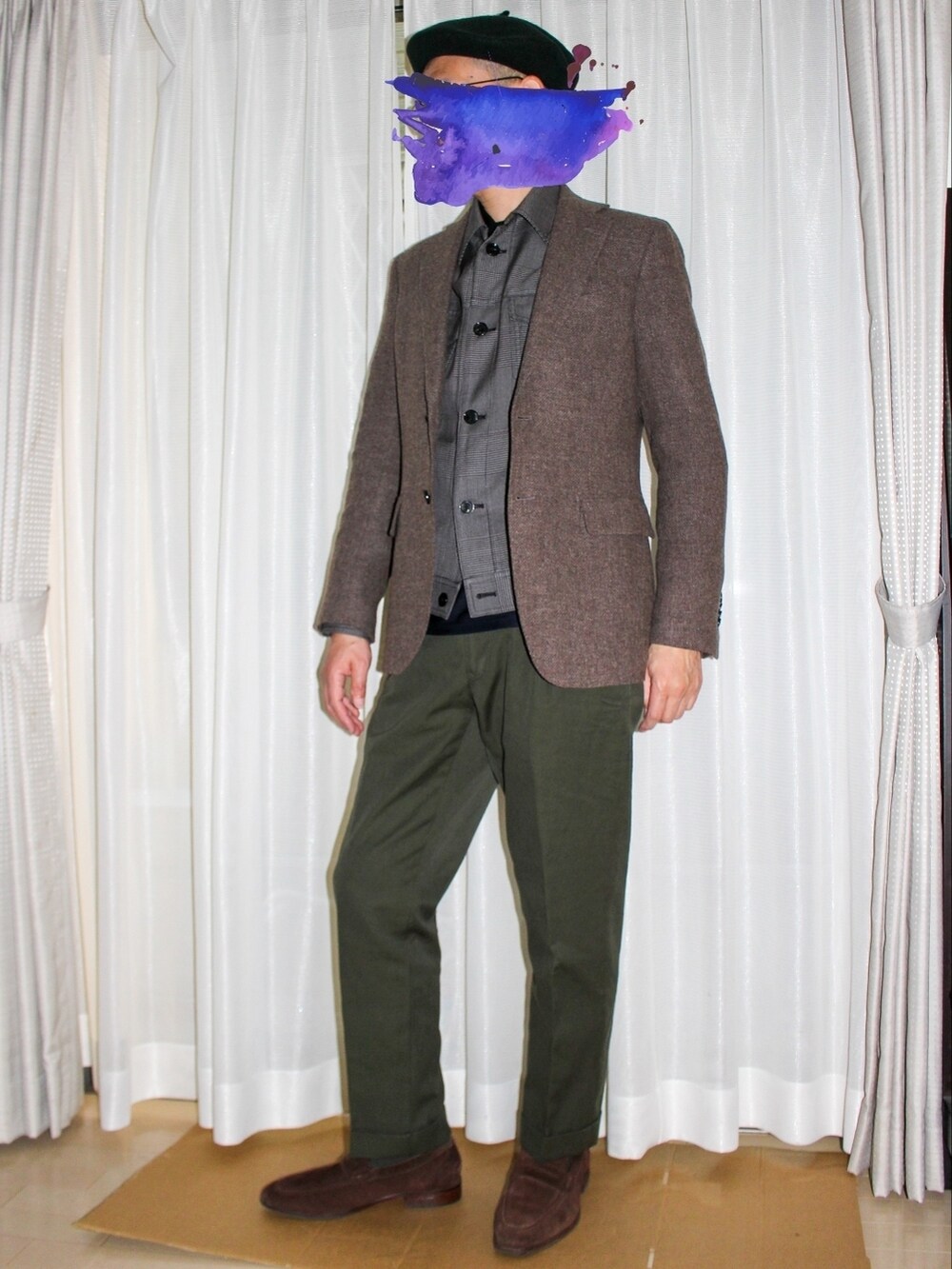 ブラウン系のテーラードジャケット、グレー系のブルゾン、グリーン系のチノパンツを着用したメンズの冬コーディネートの2枚目の写真