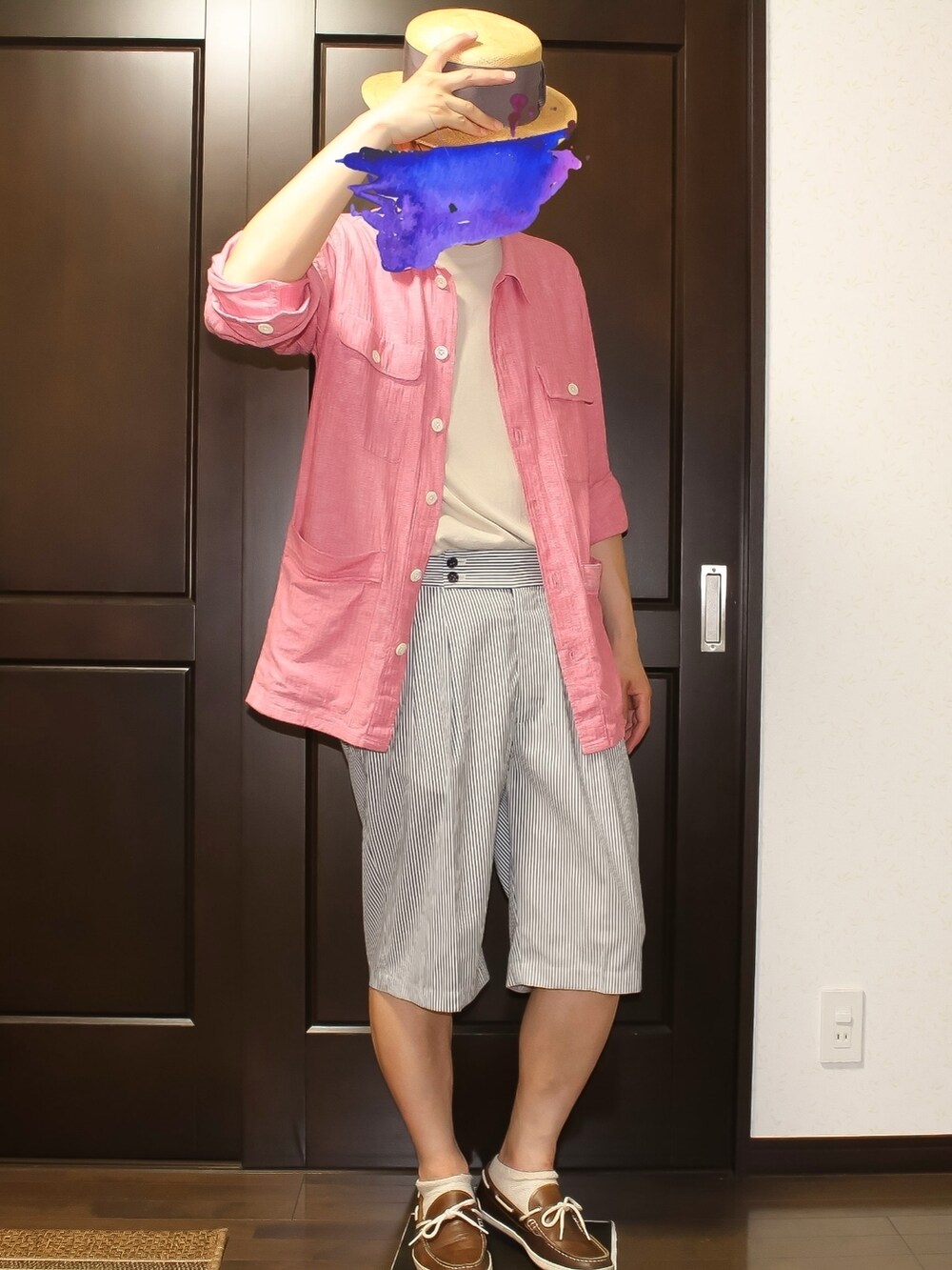 レッド系のミリタリージャケット、ベージュ系のTシャツ/カットソー、ブルー系のその他パンツを着用したメンズの夏コーディネートの2枚目の写真